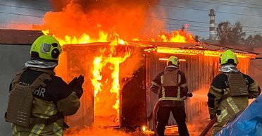 Пожары в трех районах: в ГСЧС показали кадры последствия удара ВС РФ по Киеву (фото)