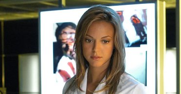 Звезда культового сериала "CSI: Майами" рассказала о сталкере, который преследовал ее 12 лет