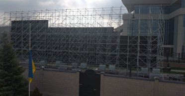 В Кыргызстане во время визита Путина посольство Украины спрятали за экраном (видео)