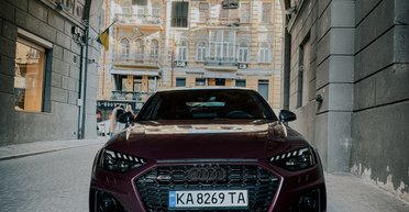 Один із 250: у Києві помітили лімітований сімейний спорткар Audi (фото)