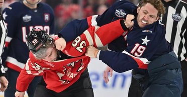 Хоккеисты сборных США и Канады устроили драки на льду из-за ненависти к Трампу (видео)