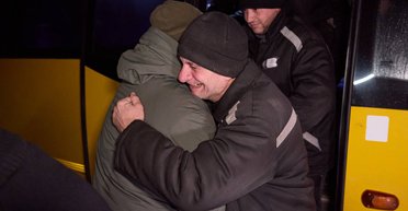 Хлопці вдома: у мережі показали зворушливий ролик, як в Україні зустрічали полонених із РФ (відео)