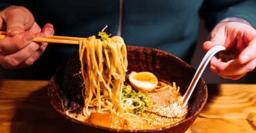 Популярное блюдо под запретом: ученые заявили, что азиатский рамен смертельно опасен