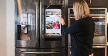 Дорогі розумні холодильники Samsung показують рекламу: власники обурюються (фото)