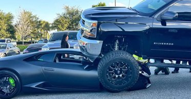 Не помітила: американка на величезному пікапі наїхала на суперкар Lamborghini (відео)