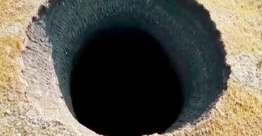 Під землею в Сибіру щось вибухає, утворюючи 50-метрові дірки: вчені пояснили явище (фото)