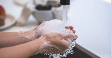 Не помітила: жінка тривалий час мила руки шматком сиру (фото)