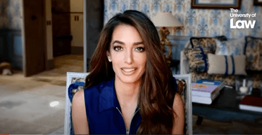 Амаль Клуні показала їхню з Джорджем вітальню (відео)