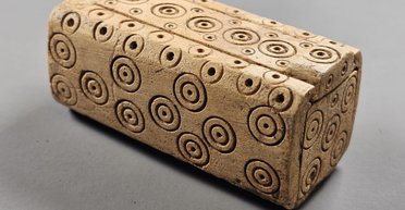 С такими артефактами никто не сталкивался: археологи обнаружили необычную костяную шкатулку в Англии (фото)