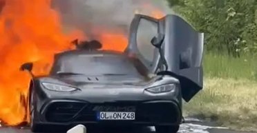 Их выпустили всего 275: дотла сгорел уникальный суперкар Mercedes за $2,7 миллиона (видео)