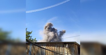 В Донецке слышали мощные взрывы: густой дым поднялся возле завода ДЗТО (видео)