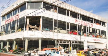 Занедбані раритети: в інтернеті показали закритий автосалон із десятками ретроавто (фото)