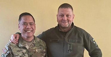 Генерал из США получил сотрясение мозга после литра выпитой в Киеве чачи и терял секретные документы (фото)