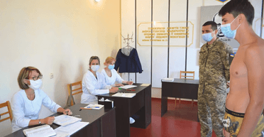 Военный учет 17-летних: Зеленский подписал закон относительно призывников