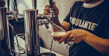 Почти 400 гривен за пинту: в Британии стартовали самые дорогие пивные и винные гонки