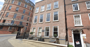 В Британии продают бывший дом лорда Байрона с пещерами под ним (фото)