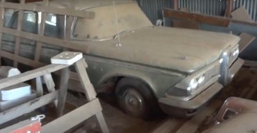 Пыльные раритеты: обнаружена заброшенная коллекция американских ретро-авто (видео)