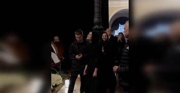 Смеялась и плакала: вдова Михаила Клименко не сдержала эмоций на похоронах (видео)