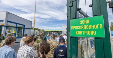 Кабмін дозволив чоловікам до 22 років виїжджати з України