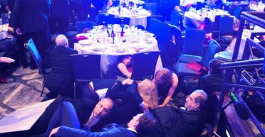 Стрельба, салат и невозмутимость: голливудский магнат стал звездой во время покушения на Трампа