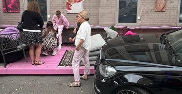 Потянулась за телефоном: в центре Киева Mercedes снес летнюю террасу на тротуаре (видео)