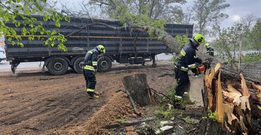 "Помаранчевий" рівень небезпеки: синоптики прогнозують шквали та дощі в Україні (мапа)