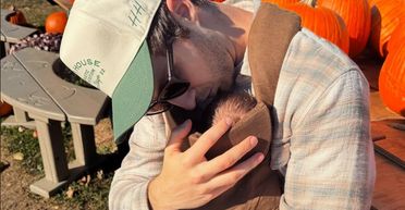 Мати почервоніла, показавши людям, як її чоловік міняє дитині підгузок (відео)