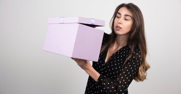 Женщина открыла подарочную коробку из 1990-х и не поверила своим глазам от находки (фото)