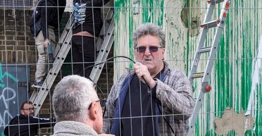 "Я не він": літнього будівельника облягають журналісти, вважаючи, що він невловимий Бенксі