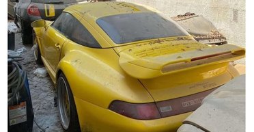 Их выпустили всего два: уникальный 600-сильный Porsche 90-х бросили прямо на улице (фото)