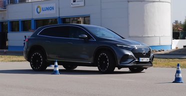 Флагманський електрокросовер Mercedes жахливо впорався з тестом на керованість (відео)