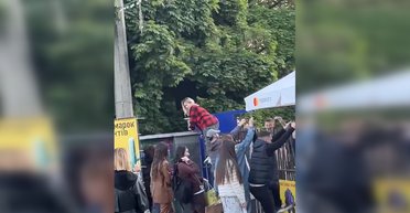 Киевляне "штурмуют" ботсад Гришко, чтобы сфотографироваться: администрация отреагировала (видео)