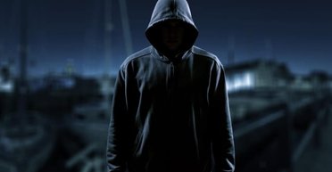 Нападає на жінок з молотком: у Києві повідомляють про появу маніяка з блакитним волоссям