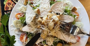 Салат "Цезарь": как приготовить самый популярный салат в мире