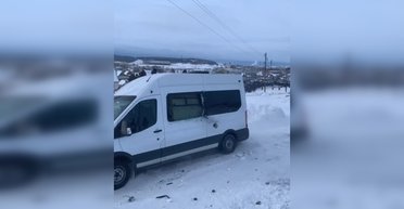 Камни и автоматные очереди: в Башкирии граждане забросали "снежками" автомобили ОМОН (видео)