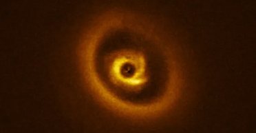 Космічне око: астрономи зробили знімок того, як зірка створює гігантську планету (фото)