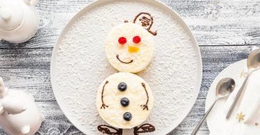 На новогодний стол 2025: рецепт праздничного торта "Снеговик"