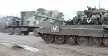 Перша масштабна атака: ЗС РФ кинули на штурм позицій ЗСУ майже 50 одиниць бронетехніки, деталі