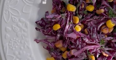Салат з червоної капусти з кукурудзою: легкий рецепт корисної страви