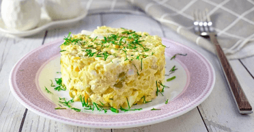 На новогодний стол 2025: рецепт салата с курицей и ананасами