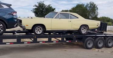 Редкий американский спорткар за $100 000 простоял 37 лет в гараже и легко завелся (видео)