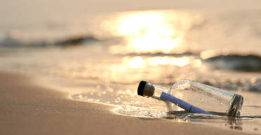 Женщина воплотила мечту покойной мамы, отправив в кругосветное путешествие ее прах в бутылке (фото)