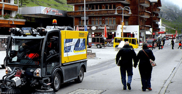 Було надто пізно: жителям швейцарського міста заборонили користуватися авто (відео)