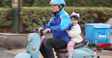 Чтобы не выходить из дома: в Китае родители нанимают курьеров отвезти ребенка в школу