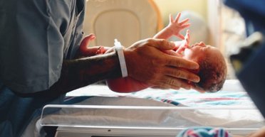 "Сама здивована": жінці загрожує розлучення після народження темношкірої дитини (фото)