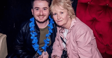 Сыну и пожилой матери запретили участвовать в викторине паба: причина удивила семью