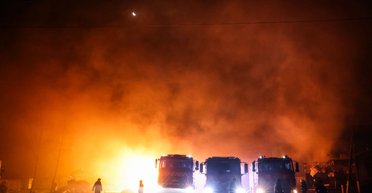 ВС РФ атаковали Нежин более 16 часов подряд: горела крупная нефтебаза, ранены спасатели (фото)