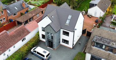 Строитель превратил дом супругов в руины и скрылся с огромной сумой денег (фото)