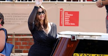 Моніка Беллуччі у стильній сукні в горошок "привезла" до Венеції новий фільм (фото)