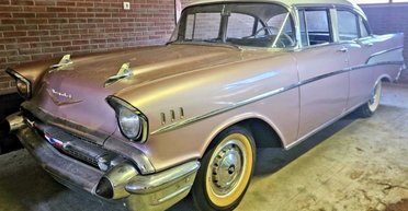 Не їздило 40 років: виявлено колекційне американське авто 50-х у новому стані (фото)